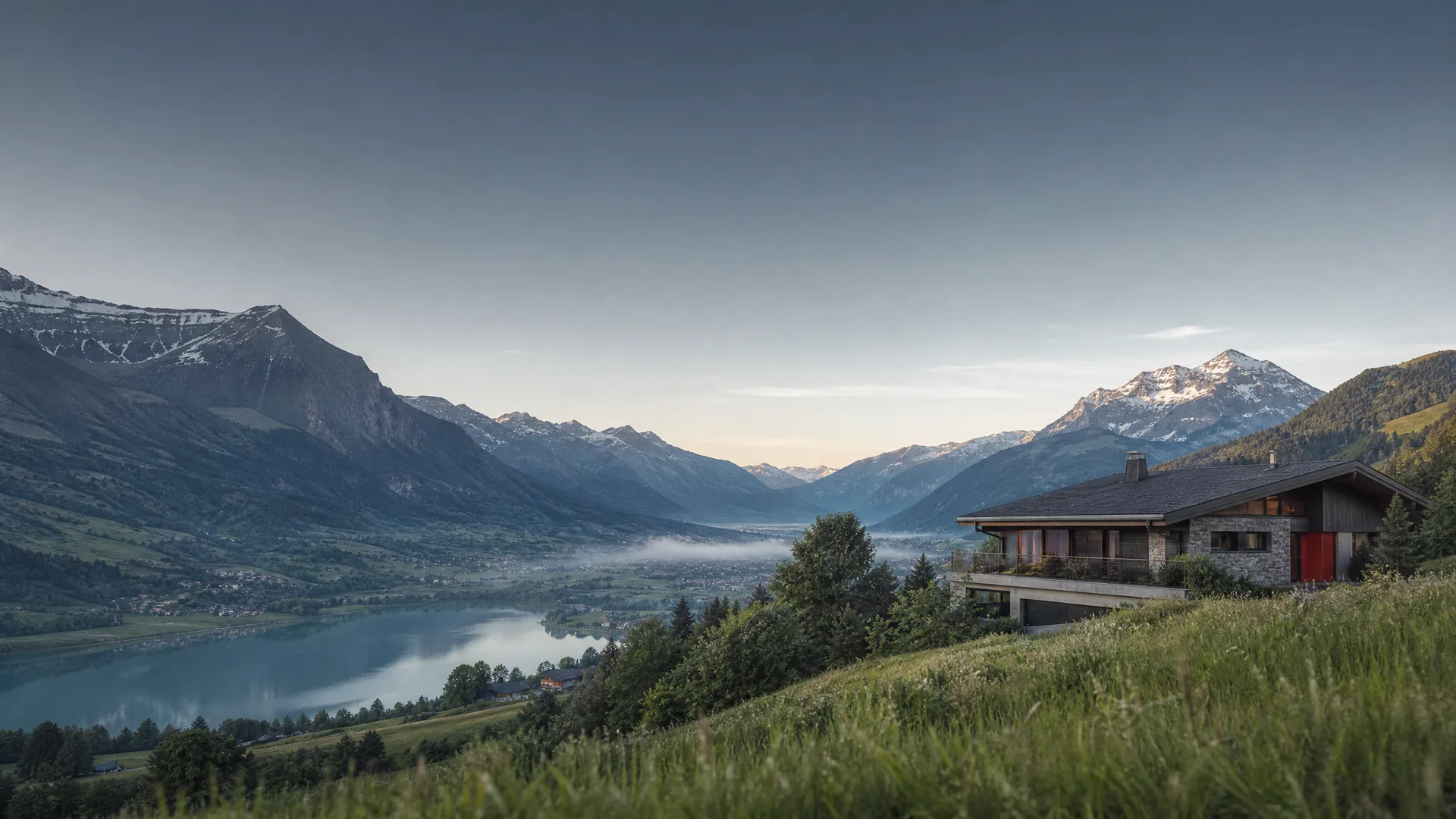 Morgendliche Alpenlandschaft über einem Schweizer Tal