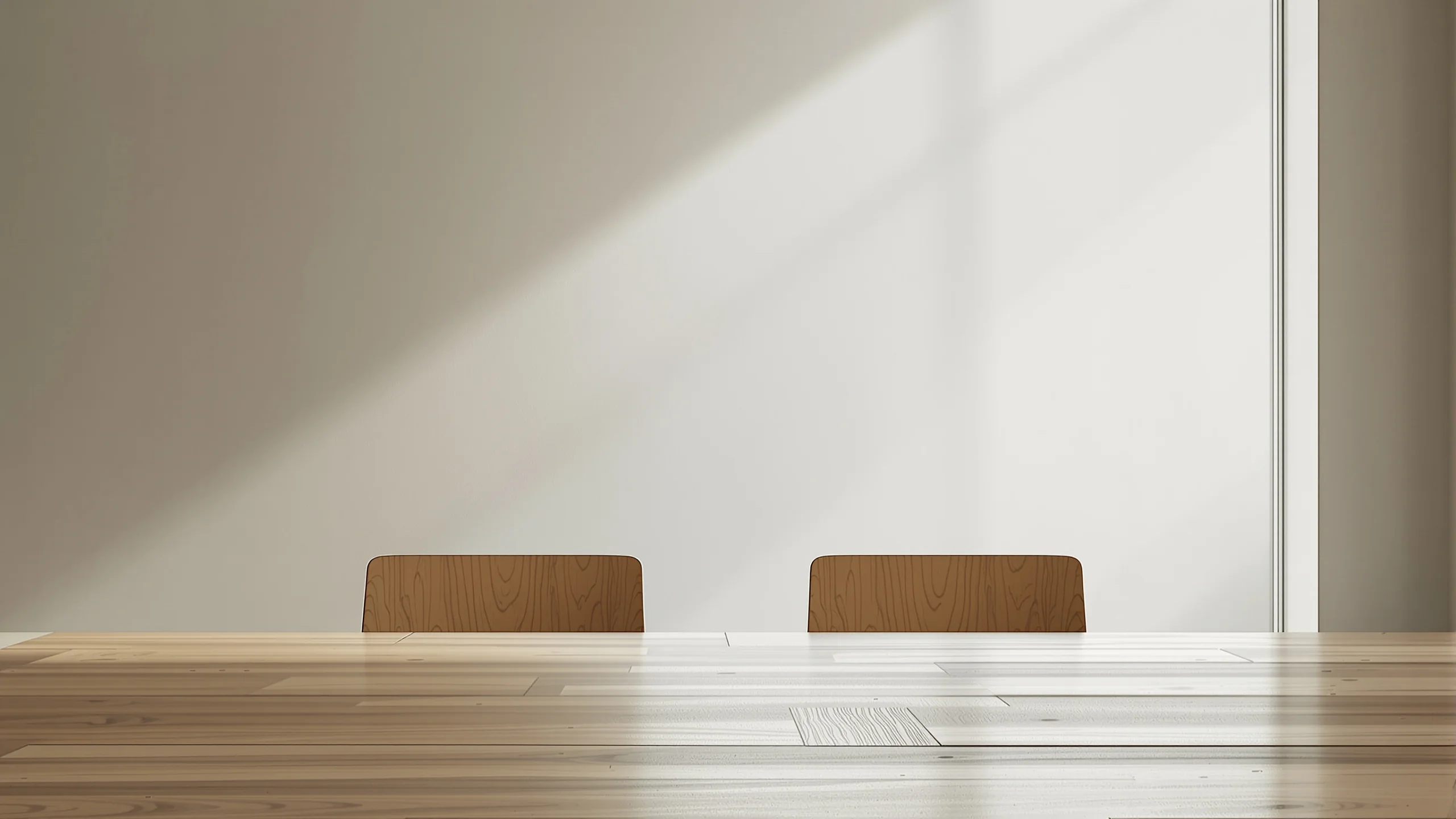 Ruhiger Besprechungsraum mit zwei Stühlen an einem schlichten Holztisch