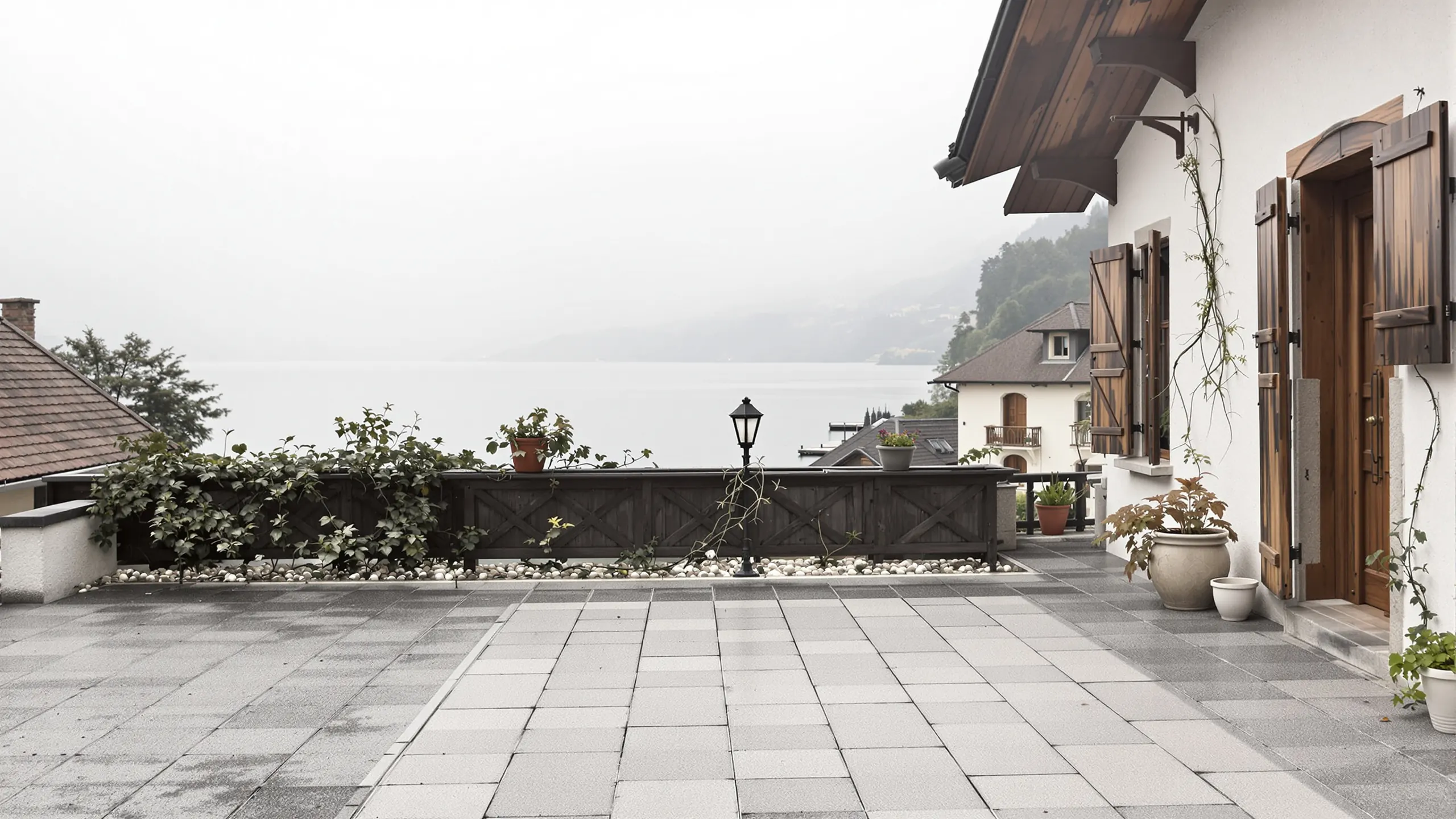 Terrasse ueber einem Seeufer bei flachem Licht